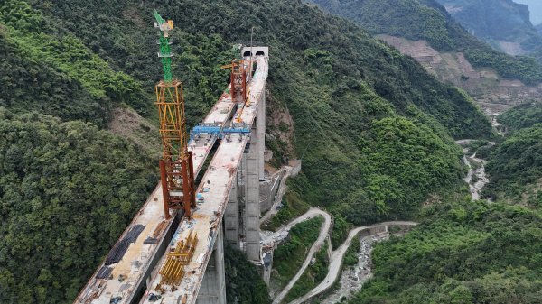 米牛金融 在135米高空“搭积木” 宜攀高速锦屏特大桥合龙